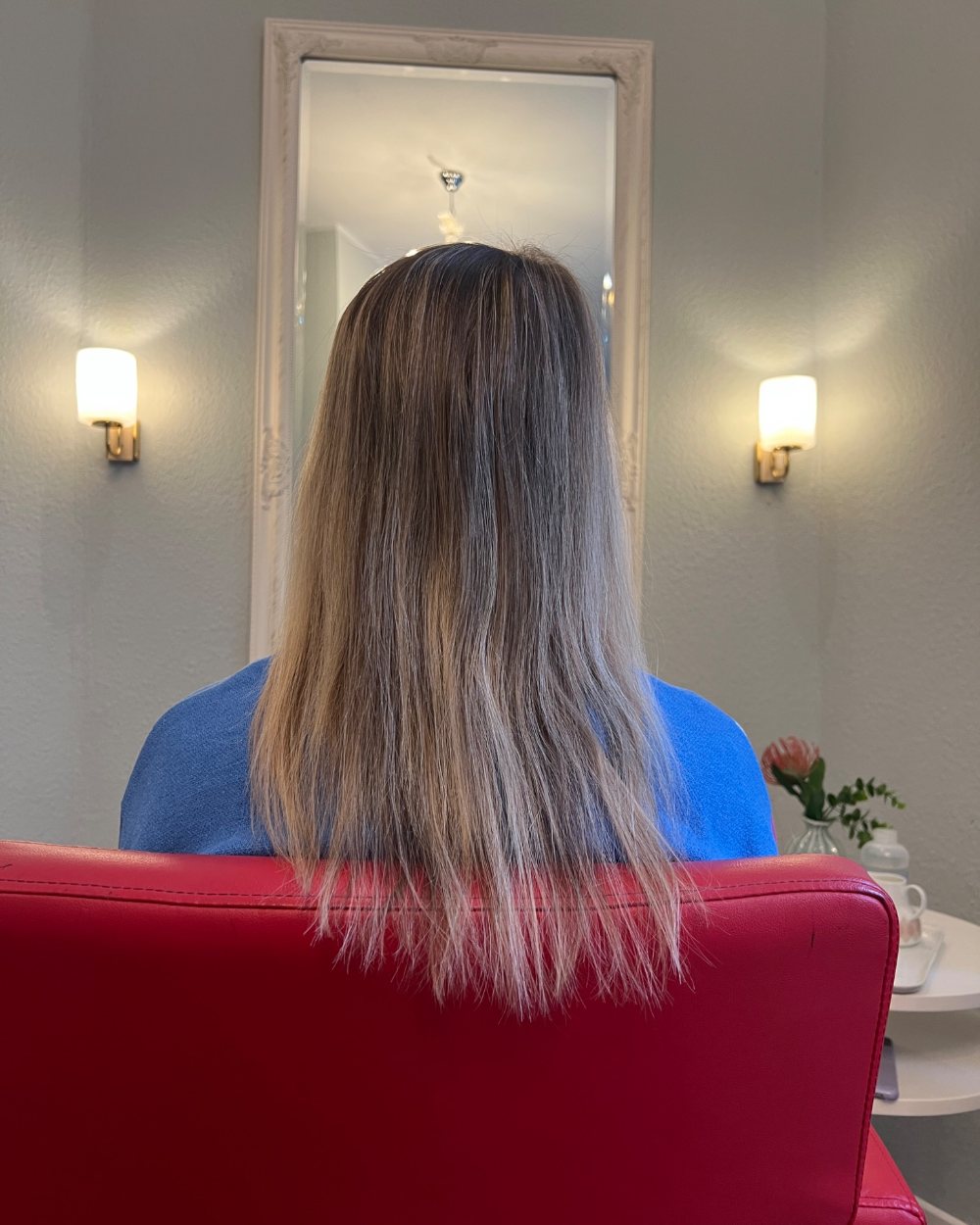 Weicher Übergang von dunklem Ansatz zu hellen Längen – Balayage, die natürlich herauswächst