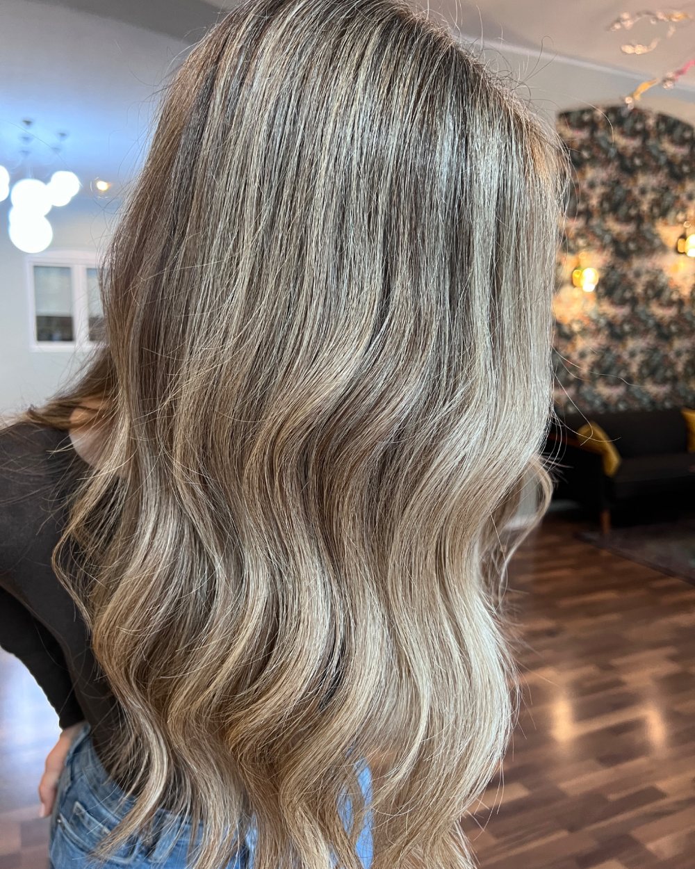 Dimensionales Blond mit weichen Übergängen – Balayage bei Miss Lilly’s