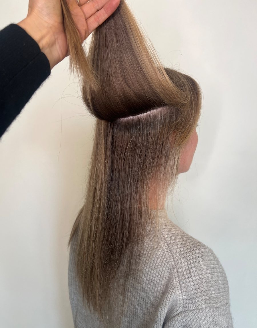 Halb hochgesteckte Haare mit vollem Ansatz – Weft Extensions, die auch bei hohen Frisuren unsichtbar bleiben