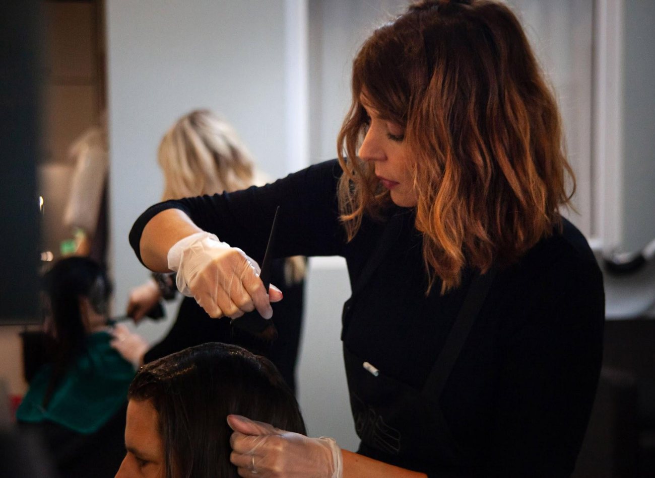 Zwei Stylistinnen arbeiten im Salon von Miss Lilly’s an Kundinnen
